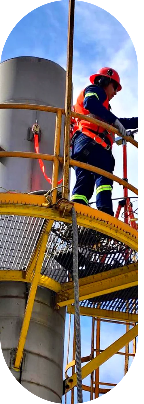 Técnico con casco en planta industrial