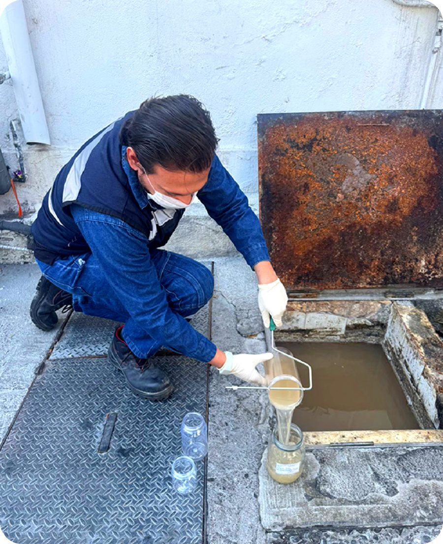 Técnico tomando muestra de agua residual en planta