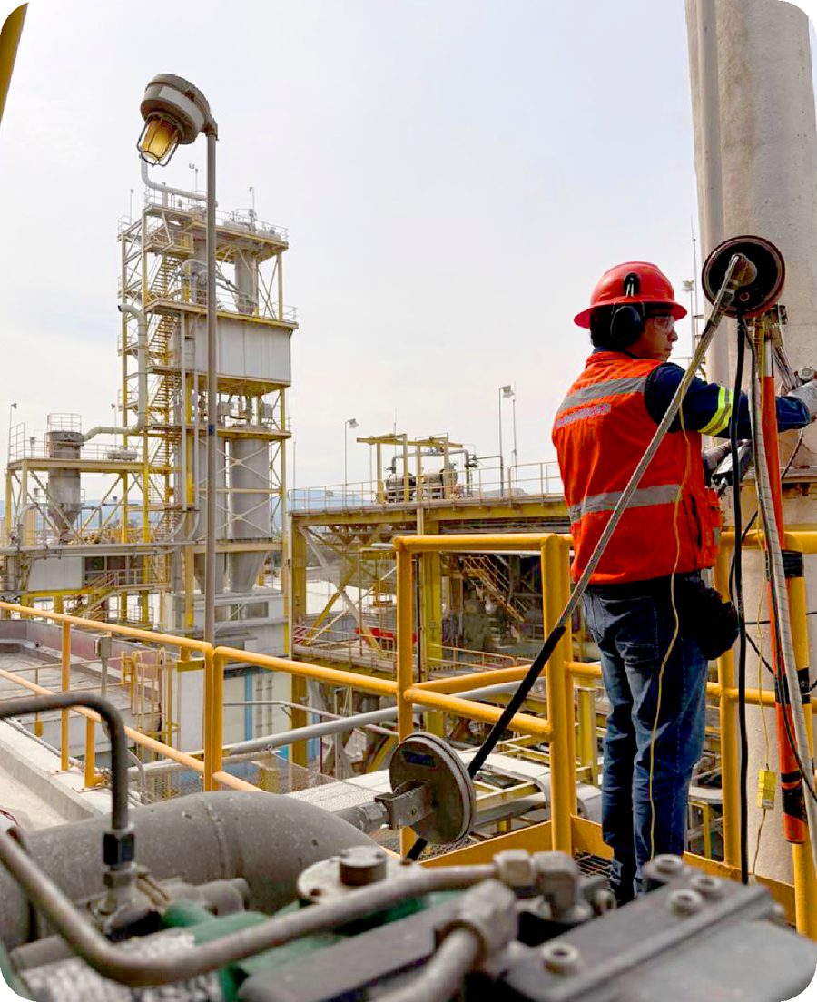 Especialista realizando muestreo en chimenea industrial