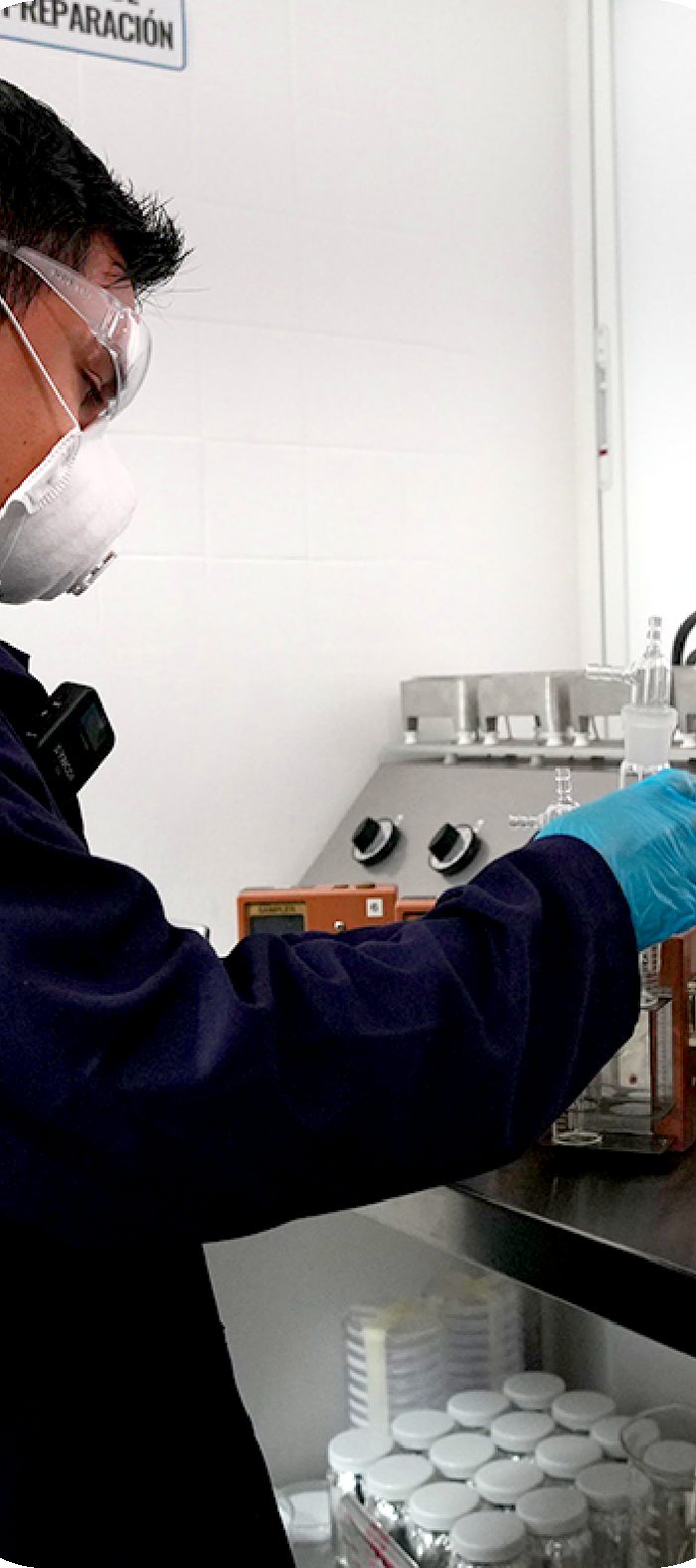 Analista con cubrebocas en laboratorio