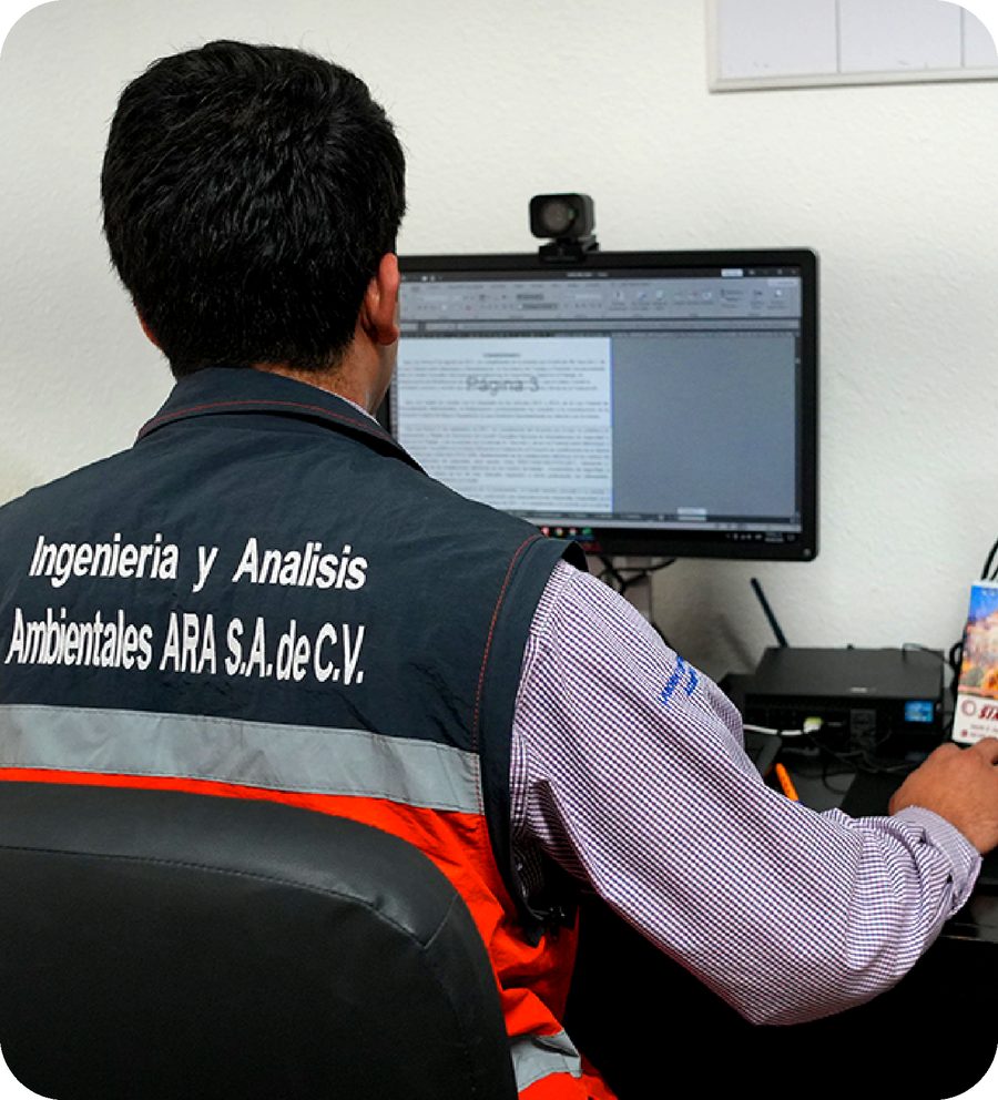 Colaborador de ARA trabajando frente a computadora