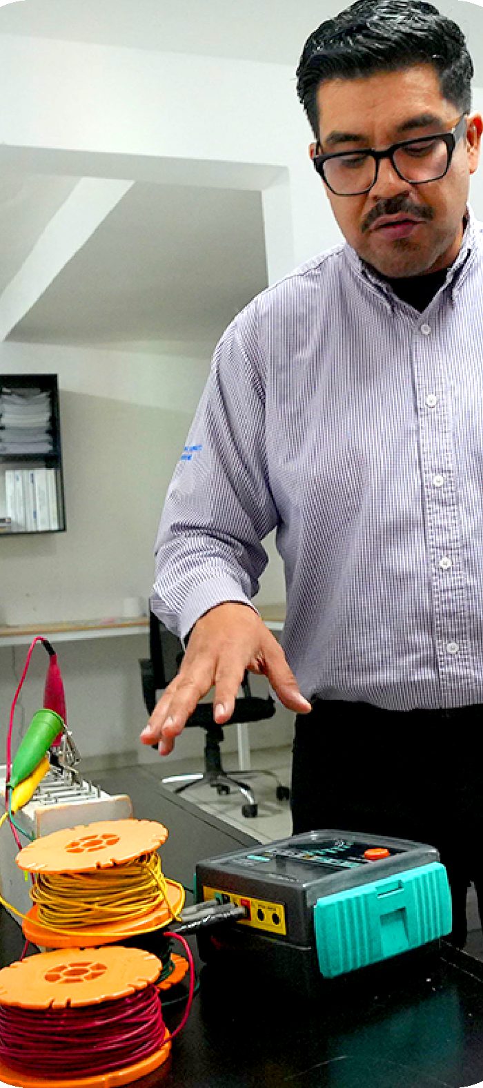 Asesor con equipo de medición en oficina