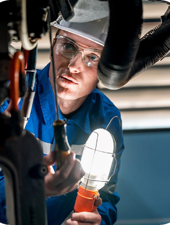 Técnico revisando lámpara de seguridad